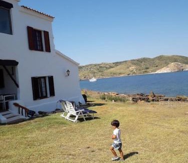 Fornells Apartment | Casa con jardin ,vistas al mar y atardecer en Playas de Fornells