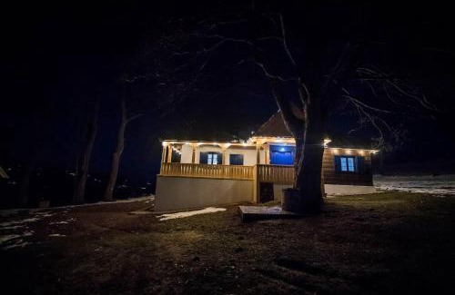 Marisel Ski Chalet | Casa cu copaci Romanian historical farmhouse