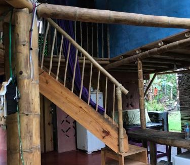 Serra Grande House | Casa de bambu e garrafas no litoral de Serra Grande