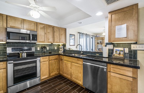 Kailua-Kona Condo | Casa De Emdeko 219 2 Bdrm DIRECT Ocean Front CORNER unit, Wrap around Lanai!