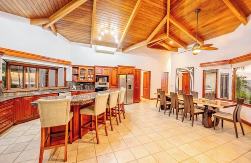 Coco House | Casa de la Buena Vista, a true Bird of Paradise perched high atop the peninsula between the Bays of Hermosa and Coco.