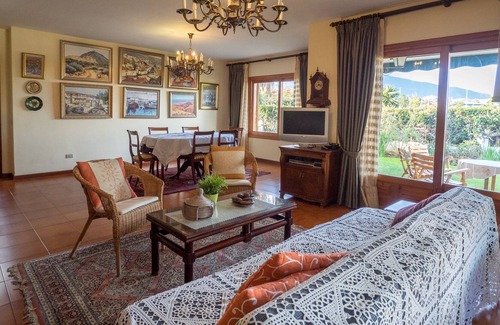 La Orotava Ski Chalet | Casa del Pintor with a large garden, internet and free Wi-Fi, SAT TV and views