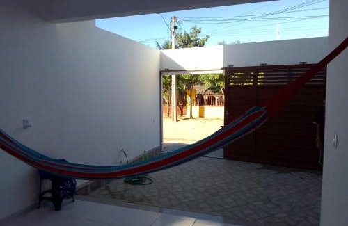 Prea Apartment | Casa do Bruno - Apartamento terreo - 1 - Terra - Quarto e sala com cozinha americana na praia do preá-CE