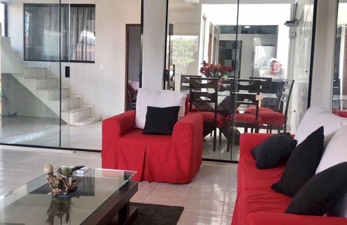 Santa Cruz House | ⭐️Casa entera de 4 dormitorios pasos de EXPOCRUZ , parkeo incluido 2/3 autos