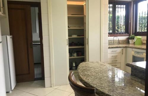 Jurere House | Casa em Jurerê Internacional próximo ao mar Reveillon disponível