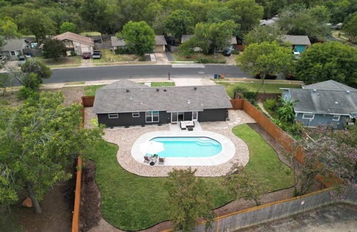 West Congress House | ~ Casa Esmeralda ~South Austin Oasis- Private Pool