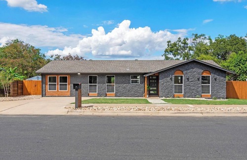 West Congress House | ~ Casa Esmeralda ~South Austin Oasis- Private Pool