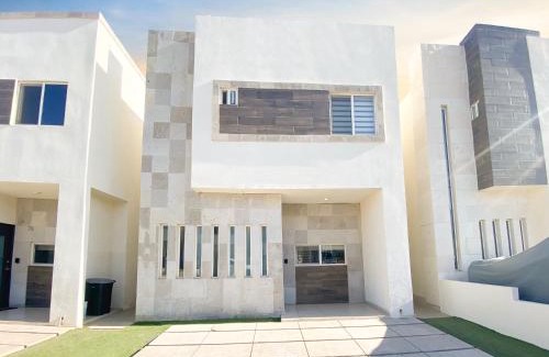 Hermosillo House | Casa Familiar con Alberca en Privada, 5 min del Aeropuerto y Consulado Americano