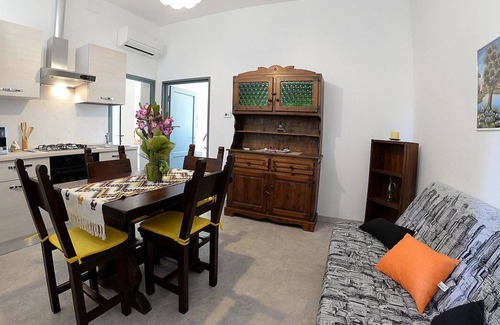 Chiusi House | Casa Fattorina A: A characteristic and welcoming apartment surrounded by the greenery, with Free WI-FI.