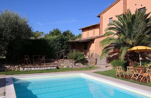 Castiglione del Lago House | Casa Flora A: A characteristic and welcoming two-story apartment that is part of a villa surrounded by the greenery, with Free WI-FI.
