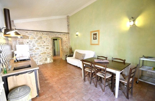 Castiglione del Lago House | Casa Flora C: A characteristic and welcoming apartment that is part of a villa surrounded by the greenery, with Free WI-FI.