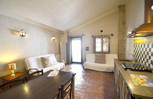 Castiglione del Lago House | Casa Flora M: A characteristic and welcoming apartment that is part of a villa surrounded by the greenery, with Free WI-FI.