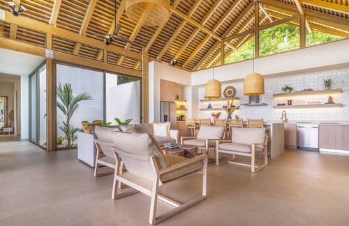 Uvita Villa | Casa Frenchie: Luxury Oceanview Jungle Villa 12pp