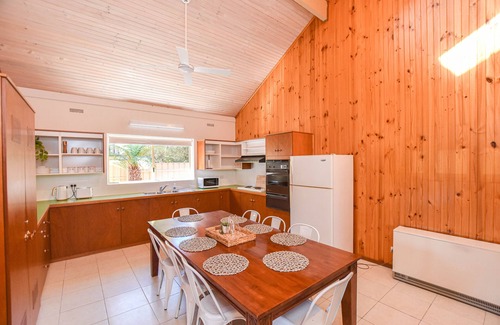 Myrtleford House | Casa Grande - Spacious & Unique Space for Large Groups
