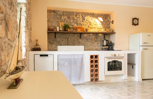 Jadranovo Villa | Casa Kamik - charming 19th century stone house, 50m from the sea. Sleeps 4+2.