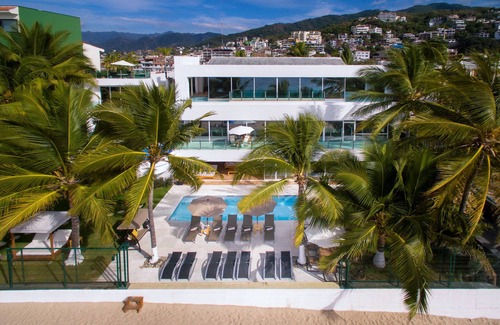 Colonia 5 de Diciembre House | Casa La Playa, MODERN, 8 BEDROOM,BEACHFRONT, Pool, Full Staff - Walk to Town