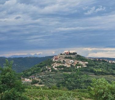 Sveti Bartol House | Casa Leonarda, rustic Istrian stone house, nature, peace and hilltop views, near Motovun