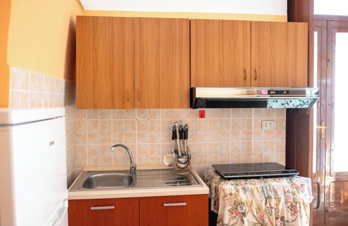Trinitapoli House | Casa Lucia – Two-room apartment with double bed, single bed, and baby cot