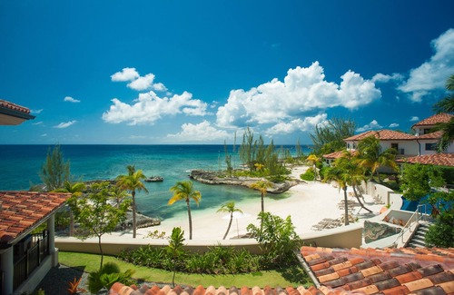George Town Villa | Casa Luna 17 by Luxury Cayman Villas