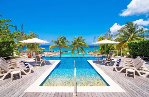 George Town Villa | Casa Luna 4 - Gated Seaside Village with Shared Pool, Jacquzi, & Beach Cove