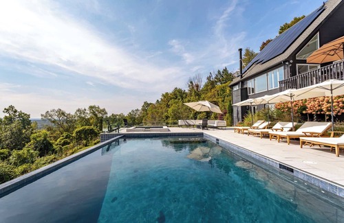 Middletown House | Casa Manzara: Mountain Top Views, Pool + Hot Tub by Red Cottage