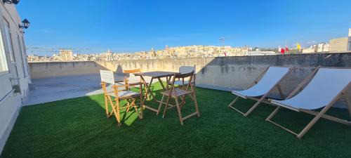 Cospicua House | Casa Marie, Stay in a Traditional Corner Townhouse in the 3 cities, built in 1881