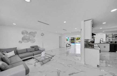 Caloosahatchee House | Casa marina is located in Cape Coral with 4 full bedrooms and 3 bath and pool