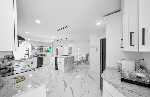 Caloosahatchee House | Casa marina is located in Cape Coral with 4 full bedrooms and 3 bath and pool