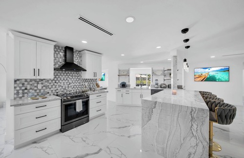 Caloosahatchee House | Casa marina is located in Cape Coral with 4 full bedrooms and 3 bath and pool