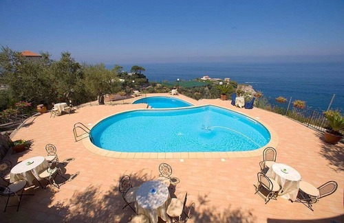 Marina di Puolo House | Casa Milli B: A cozy apartment situated on a promontory facing the sea.