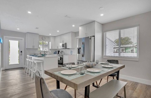 Gladeview House | Casa Moderna Gated 4 Bd 3 Bath Home 15 Min to Beach