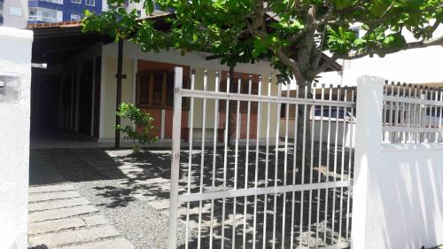Enseada House | Casa na Enseada - Rua Maceió - 70 metros da Prainha