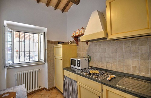 Montefiascone House | Casa Nocetta G: A characteristic and welcoming apartment that is part of an ancient country house surrounded by the greenery, with Free WI-FI.