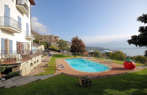 Azzano House | Casa Panorama Uno: A bright and cheerful studio apartment situated at a short distance from the shores of Lake Como, with Free WI-FI.