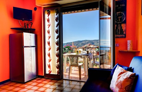 Civezza Apartment | Casa Paolo the apartment is located at the entrance of the village sleeps 2/4