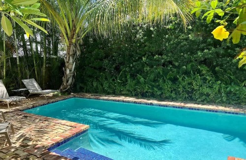 Flamingo Parks House | Casa Paradiso – A Sun Drenched Escape with Poolside Cabana Charm