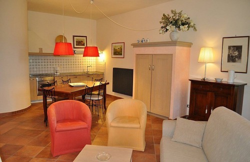 Iano House | Casa Raissa B: A characteristic and welcoming apartment that is part of a villa immersed in a splendid landscape, in a lovely little hamlet, with Free WI-FI.