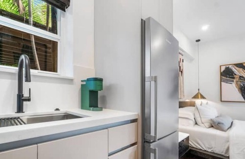 Grandview Heights Apartment | Casa Raven: New Curated Studio for 2: Casa 3