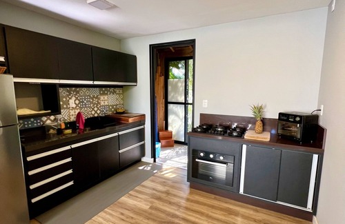 Praia do Rosa House | Casa Rosa Waves, a Balinese inspired retreat, secure gated community, king bed