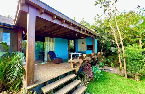 Praia do Rosa House | Casa Rosa Waves, a Balinese inspired retreat, secure gated community, king bed