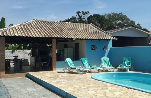Guaratuba House | Casa Simples com Quiosque e Piscina