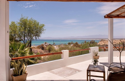 La Ventana Apartment | Casa Tako 1, CLEAN modern studio unit, 5 minutes walk to kite launch beach.