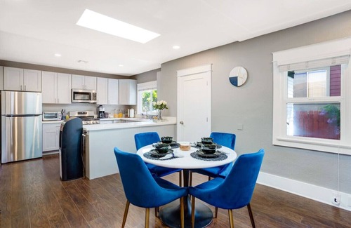 Golden Hill House | Casa Urbana -3BR- Modern Retreat