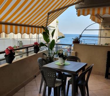 Aci Trezza Apartment | Casa vacanze Aci Trezza in front of the sea