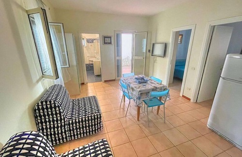 Defensola House | Casa Vea B: A welcoming apartment situated at a short distance from the beach, with Free WI-FI.