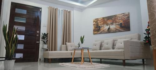 Cabuyao House | Casa Viana - Modern House Upto 300mbps Wi-fi with Netflix, FREE Parking