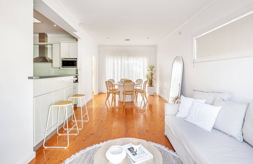 Adelaide House | Casabā - Luxe 3-Bedroom Beach House (75m to the beach)