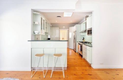 Adelaide House | Casabā - Luxe 3-Bedroom Beach House (75m to the beach)