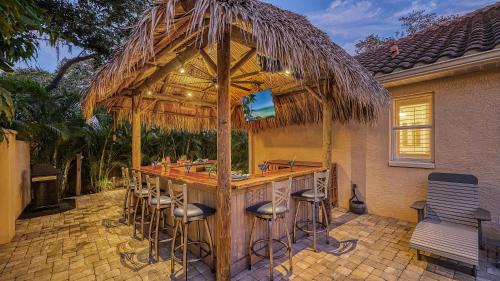 South Poinsettia House | Casamigos - 1805