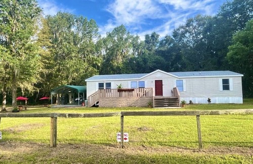Fellowship House | Casanuevaluz 7 minutes from WEC and the Rainbow Springs !